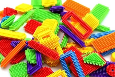 مكعبات التركيب الملوّنة